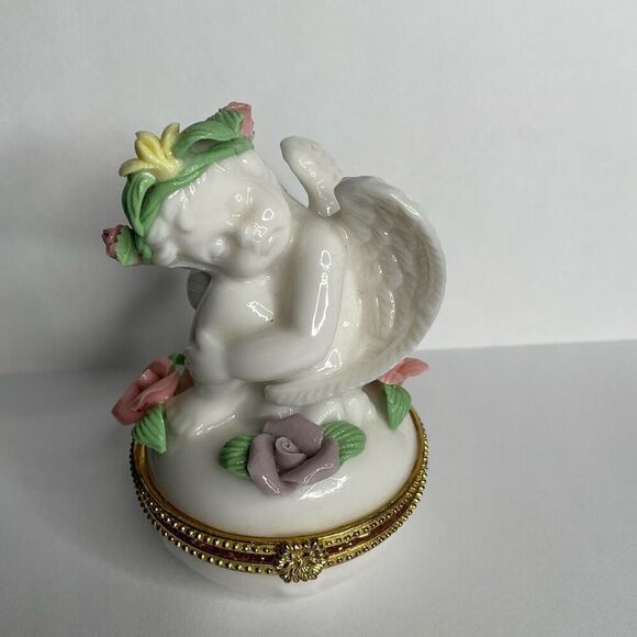 Lovely White Ceramic Cherub Angel Hinged Trinket Box w/ Pink Roses Flower Crown - Picture 12 of 13